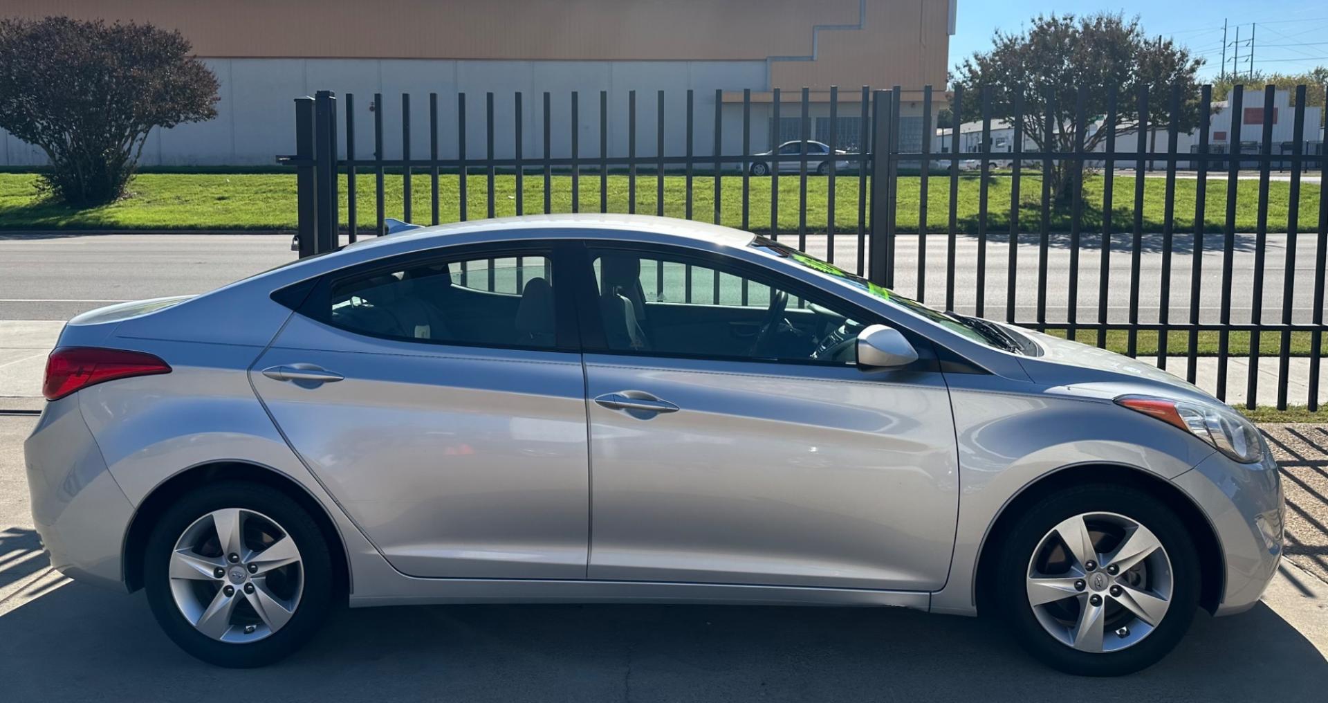 2013 SILVER /GRAY Hyundai Elantra (KMHDH4AE2DU) , AUTOMATIC transmission, located at 2001 E. Lancaster, Ft. Worth, 76103, (817) 336-7000, 32.746181, -97.301018 - Photo#3